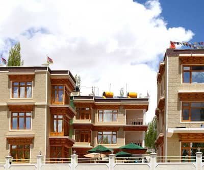 https://imgcld.yatra.com/ytimages/image/upload/t_hotel_yatra_city_desktop/v1453111570/Domestic Hotels/Hotels_Leh/Hotel OM Ladakh/Overview.jpg